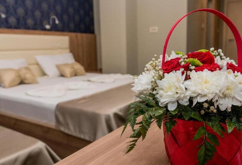 اتاق لوکس, Crnogorska Kuća