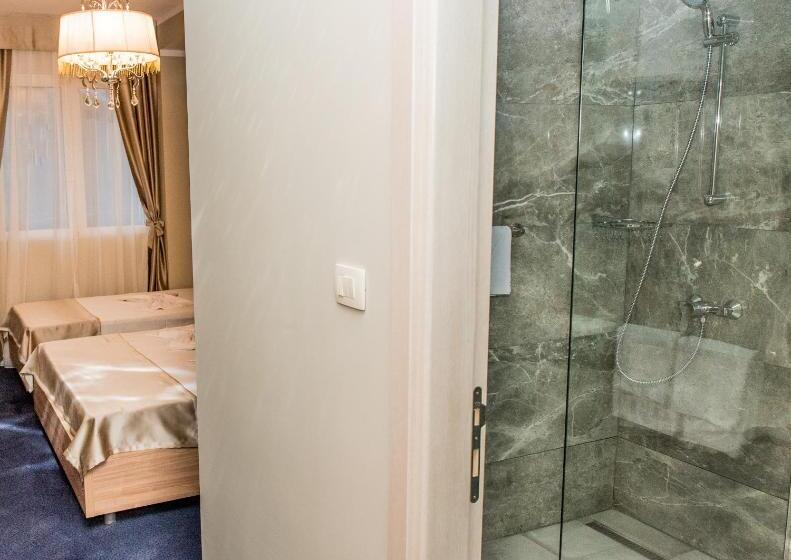 اتاق لوکس, Crnogorska Kuća