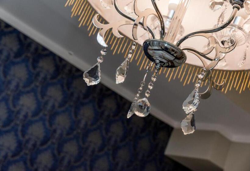 اتاق لوکس, Crnogorska Kuća