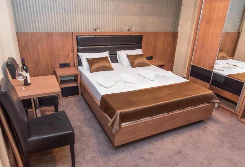 اتاق لوکس, Crnogorska Kuća