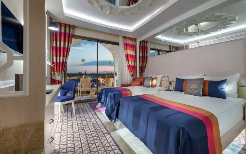 プールの見えるスタンダードトリプルルーム, Granada Luxury Belek Family Kids Concept