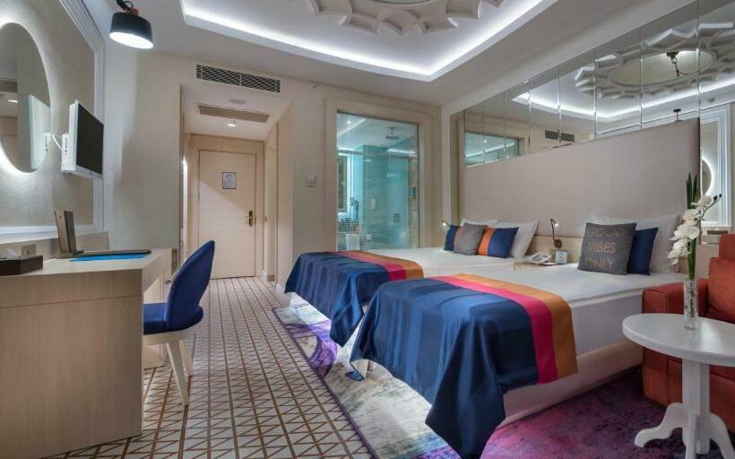 Трехместный Номер Стандарт Вид на Бассейн, Granada Luxury Belek   Family Kids Concept