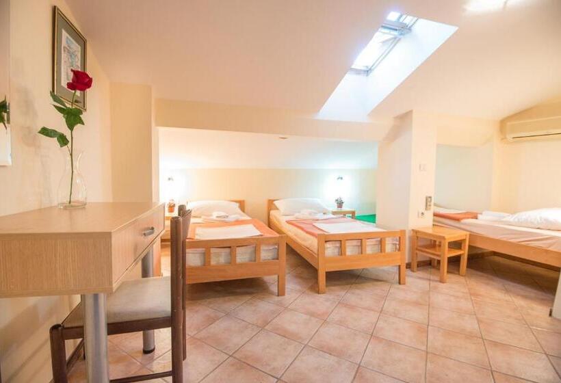 Standard Triple Room, Rendez Vous