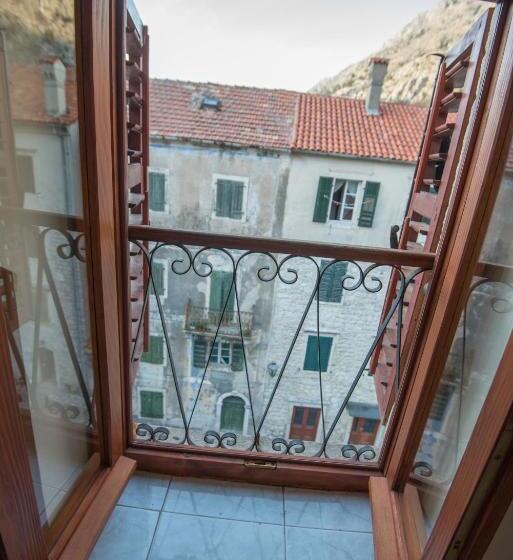 Standard Triple Room, Rendez Vous