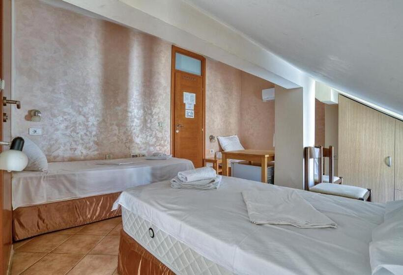 Standard Triple Room, Rendez Vous