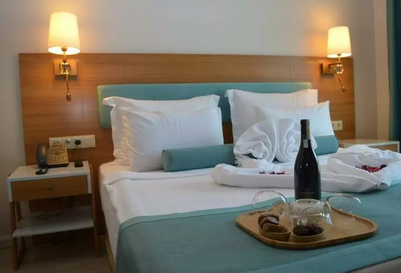 片側に海が見えるデラックスルーム, Sardinia Otel