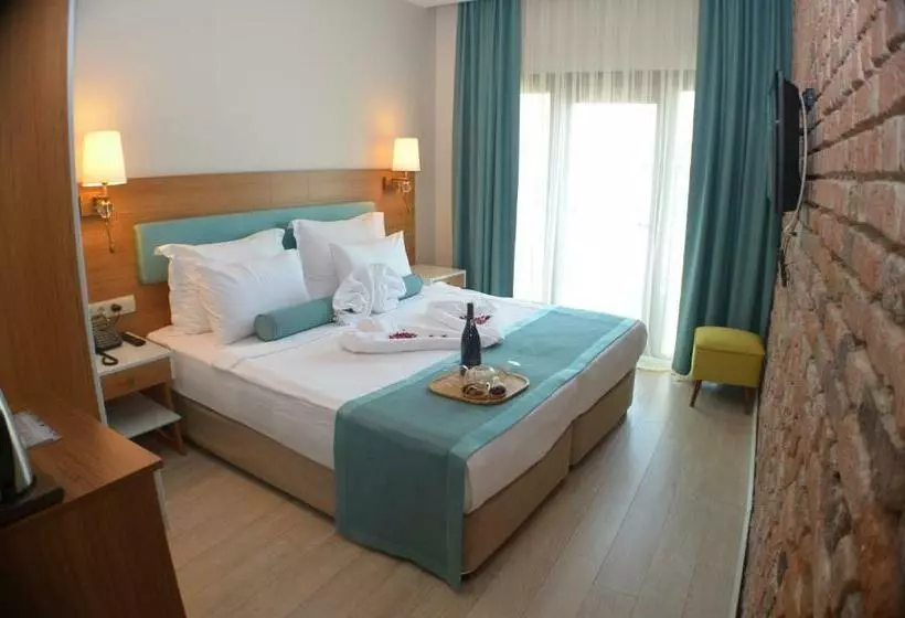 片側に海が見えるデラックスルーム, Sardinia Otel