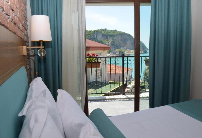 اتاق خانوادگی با چشم‌انداز جانبی دریا, Sardinia Otel
