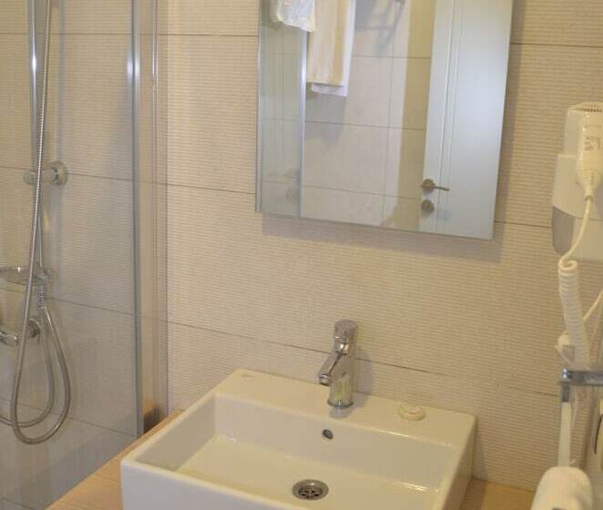 اتاق خانوادگی با چشم‌انداز جانبی دریا, Sardinia Otel