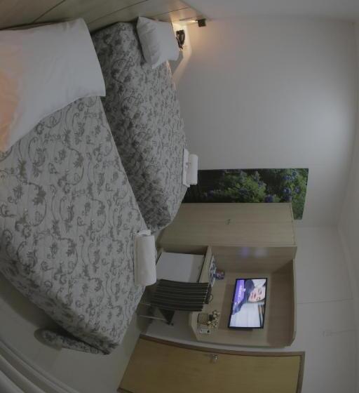 غرفة قياسية ثلاثية, San Gennaro