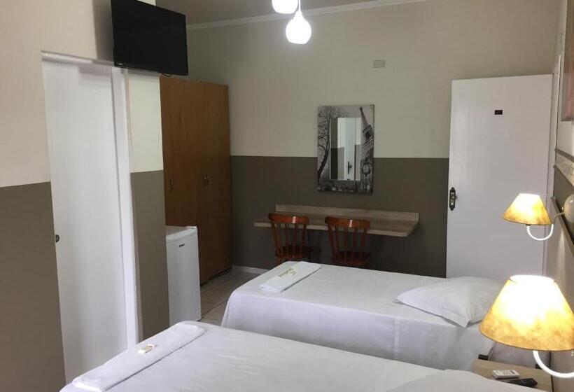 חדר קלאסי לשלושה, Smart