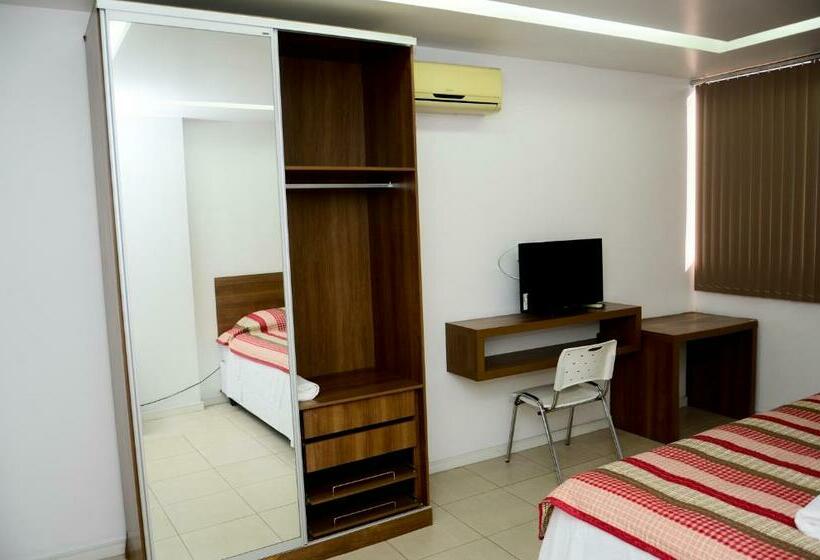 غرفة ديلوكس ثلاثية, Equatorial