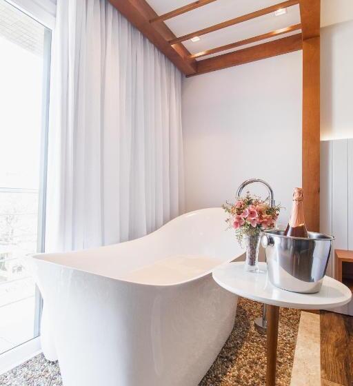 سوییت سوپریور با چشم‌انداز دریا, Pousada La Barca