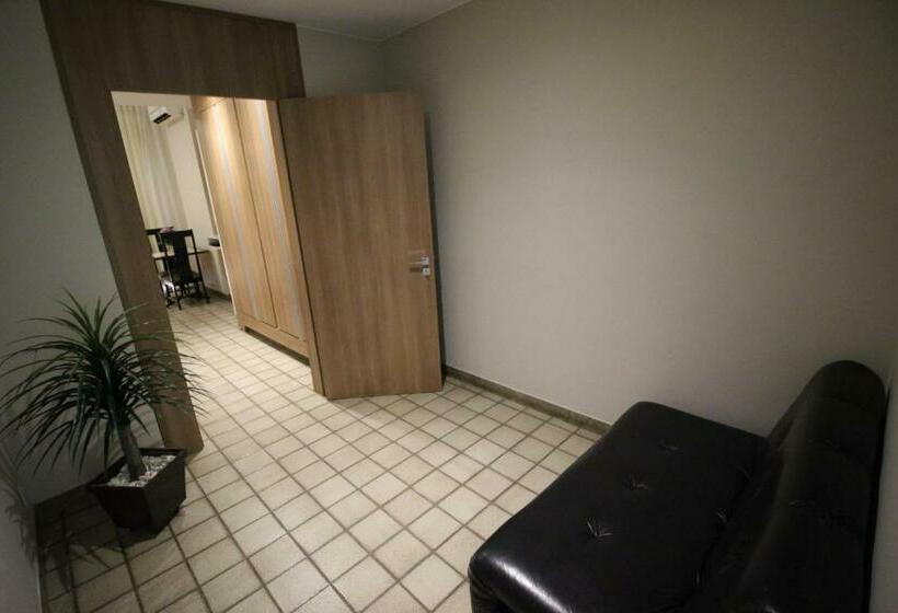 جناح ديلوكس, Regina Muriae