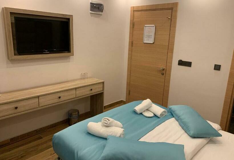 디럭스 룸, Danis Motel