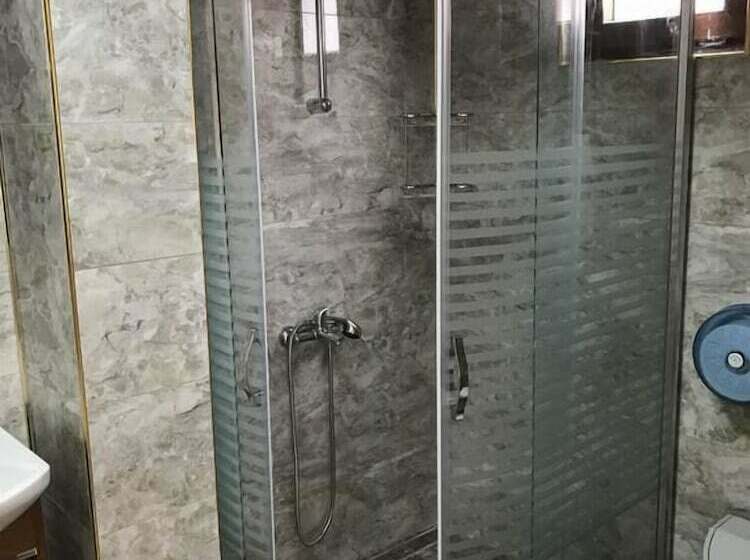 标准间, Danis Motel