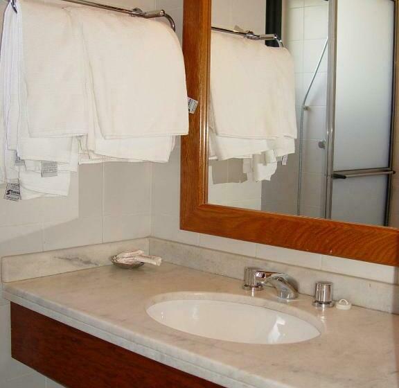 豪华三人间, A Furninha