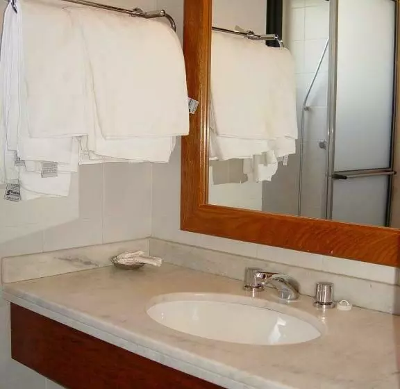 Deluxe Kolmen Hengen Huone, A Furninha