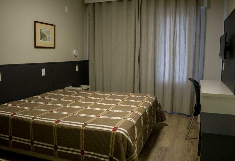 高级三人间, A Furninha