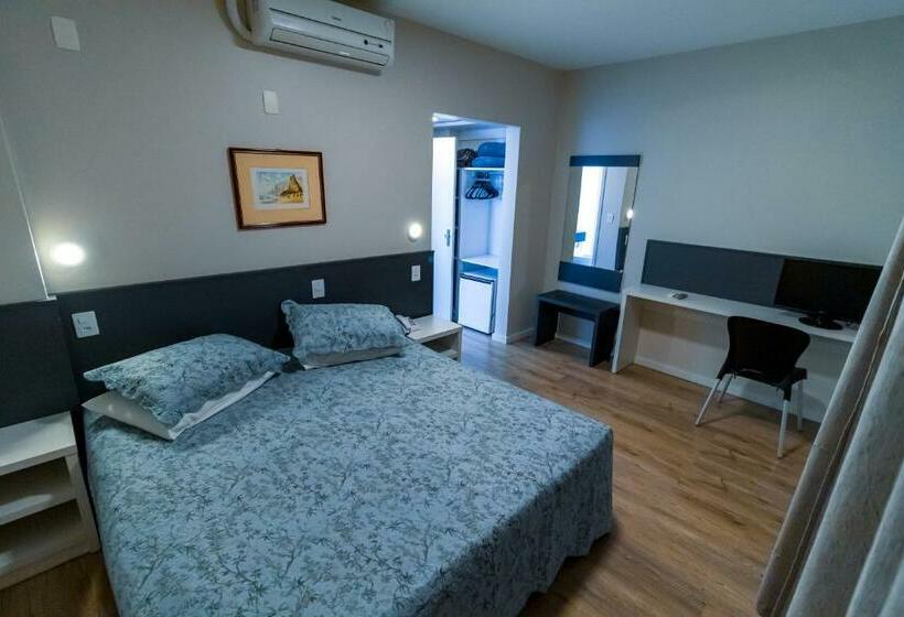 高级大房间, A Furninha