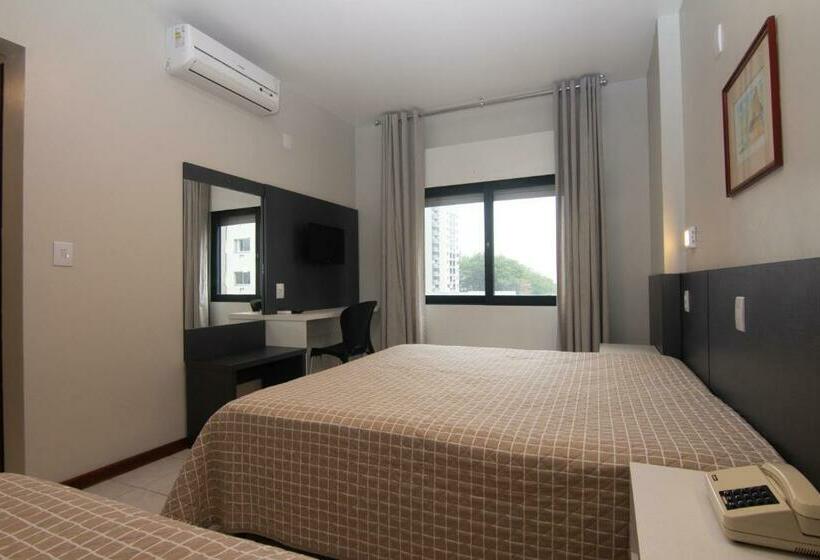 高级三人间, A Furninha