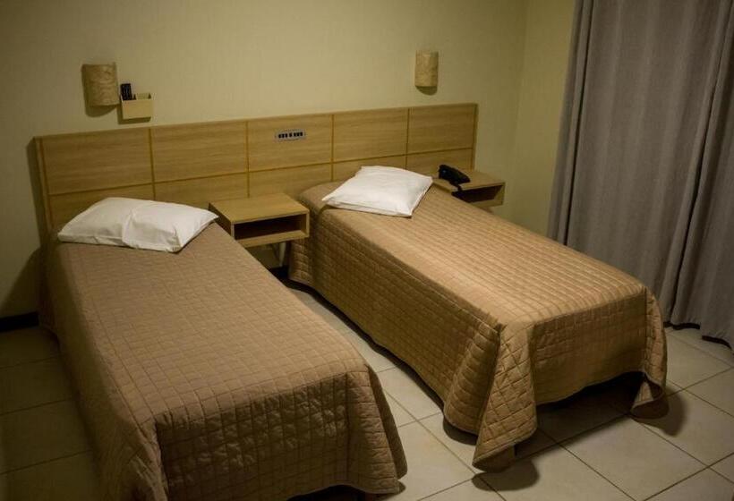 标准三人间, A Furninha