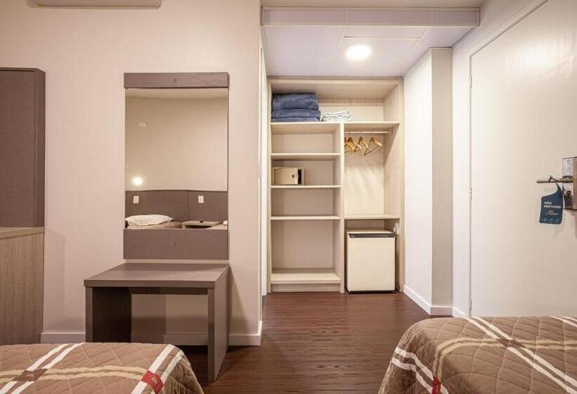 豪华三人间, A Furninha