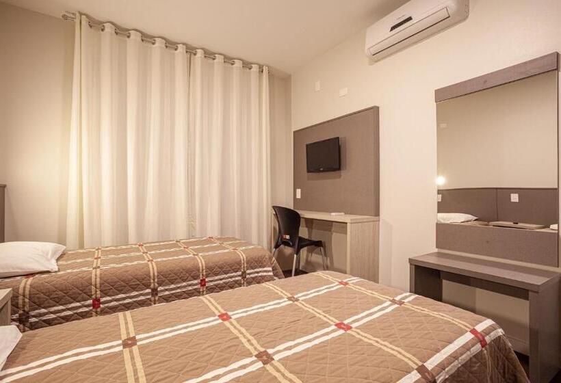 豪华三人间, A Furninha