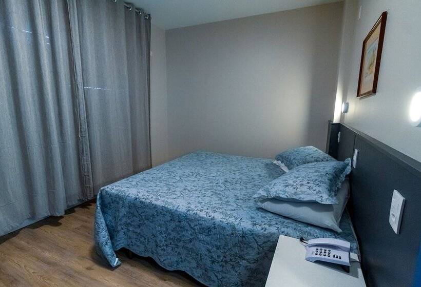 高级大房间, A Furninha