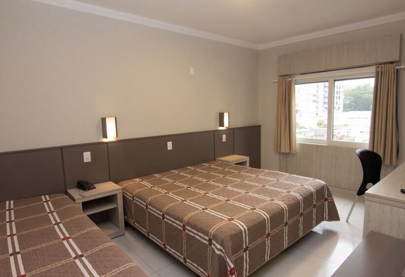 高级三人间, A Furninha