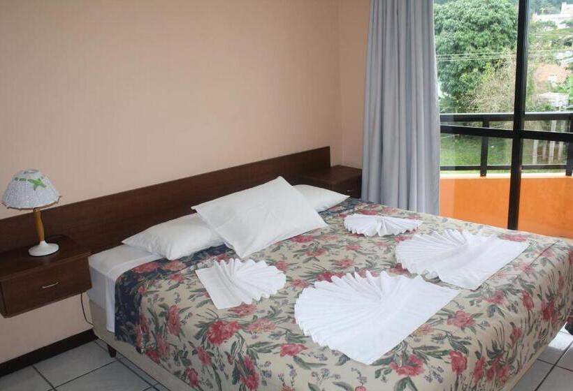 四人标准间, Bombinhas Palace