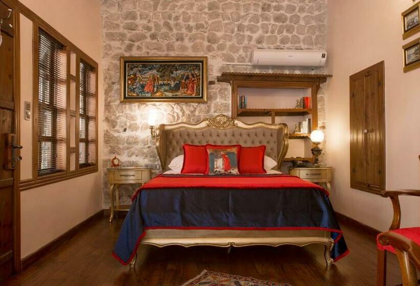 اتاق لوکس, Mahallem