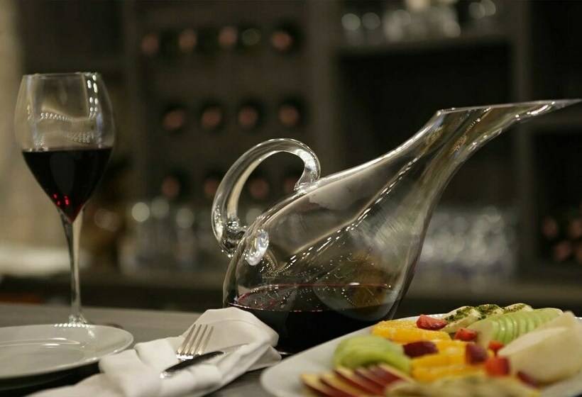 חדר סטנדרט, Rey Manes