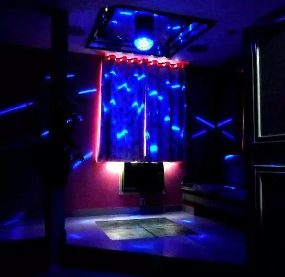 Sviitti, Lips Motel