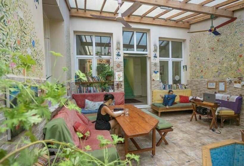 اتاق استاندارد با چشم‌انداز باغ, Lotus Garden Hostel Izmir