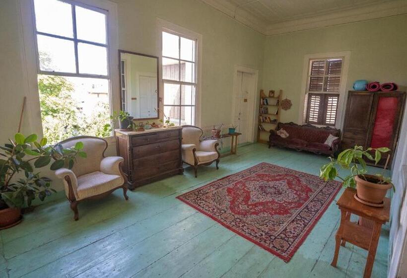 تختخواب در اتاق مشترک, Lotus Garden Hostel Izmir