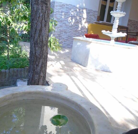 اتاق استاندارد با چشم‌انداز باغ, Lotus Garden Hostel Izmir