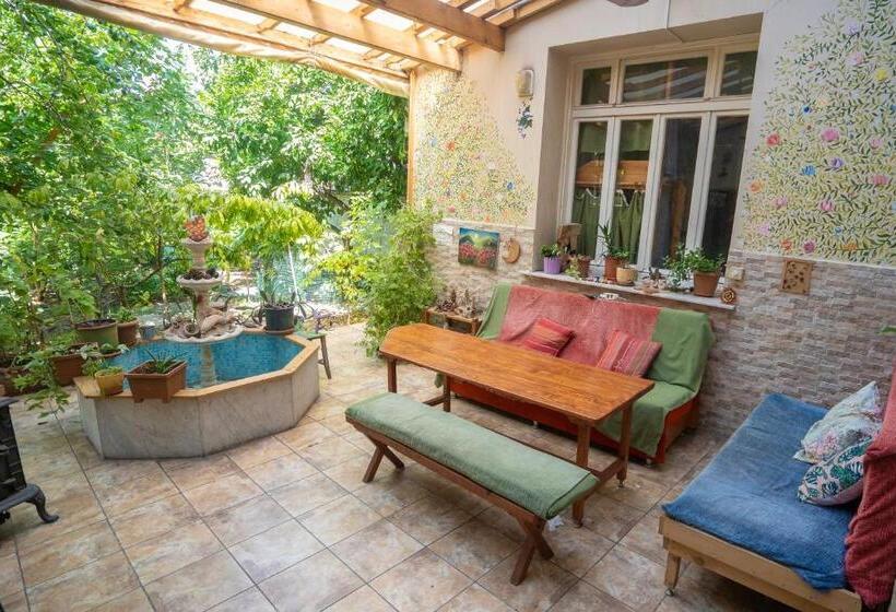 اتاق استاندارد با چشم‌انداز باغ, Lotus Garden Hostel Izmir