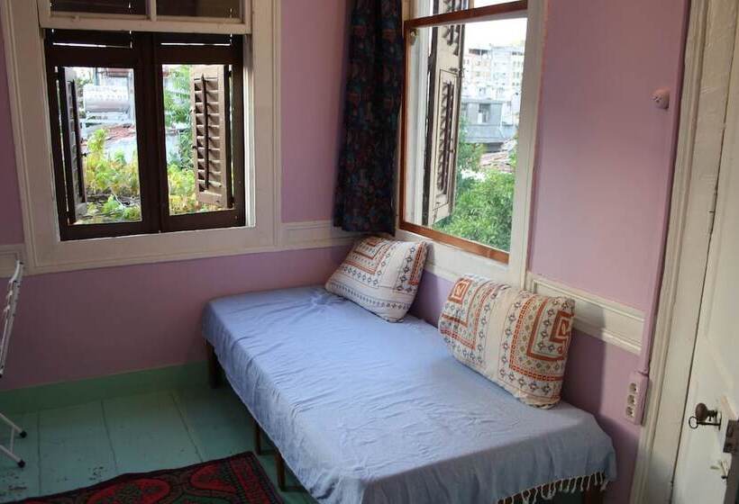 اتاق استاندارد با چشم‌انداز باغ, Lotus Garden Hostel Izmir