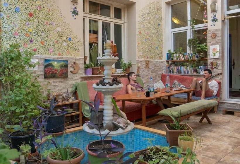 اتاق استاندارد با چشم‌انداز باغ, Lotus Garden Hostel Izmir