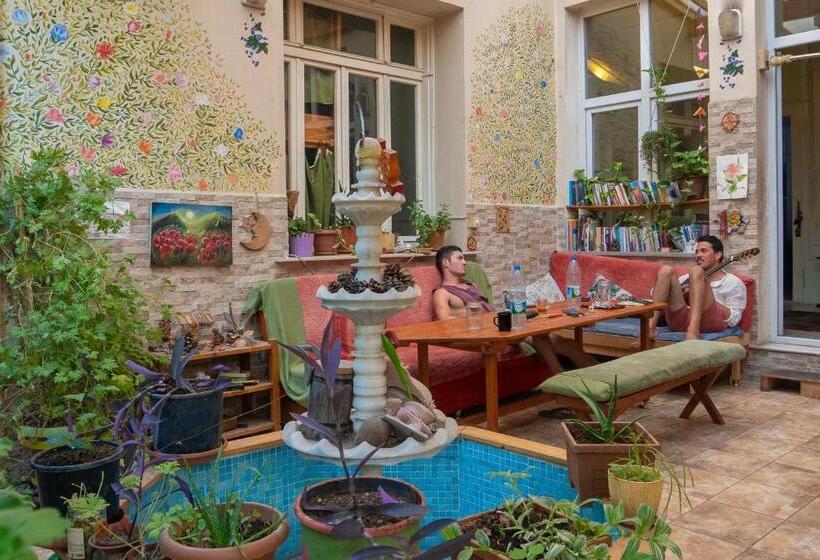 تختخواب در اتاق مشترک, Lotus Garden Hostel Izmir