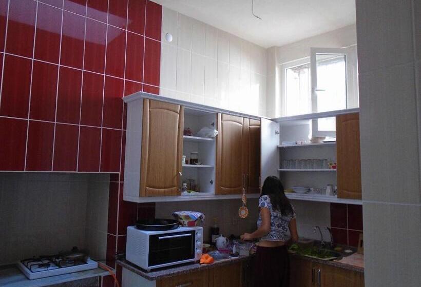 تختخواب در اتاق مشترک, Lotus Garden Hostel Izmir