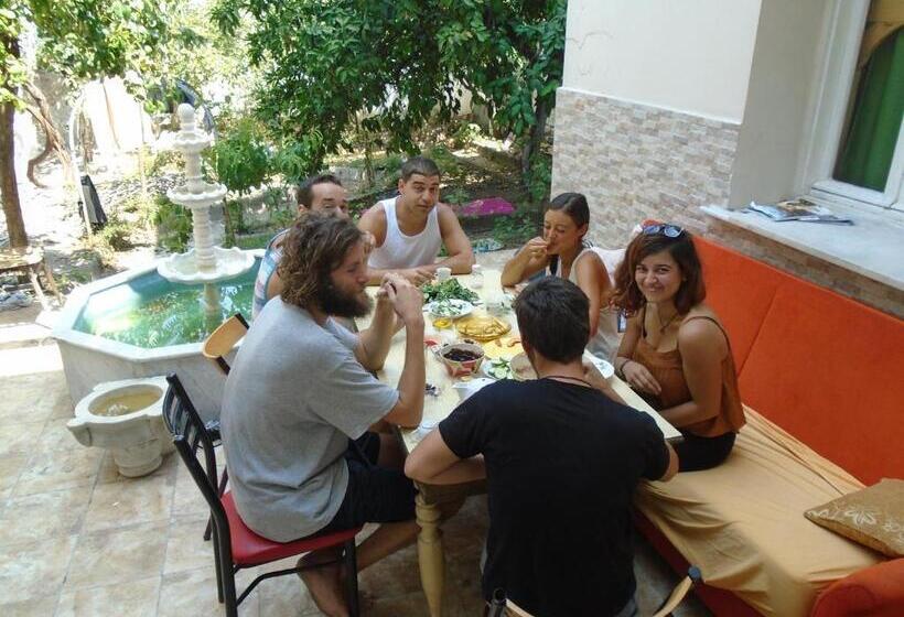 تختخواب در اتاق مشترک, Lotus Garden Hostel Izmir