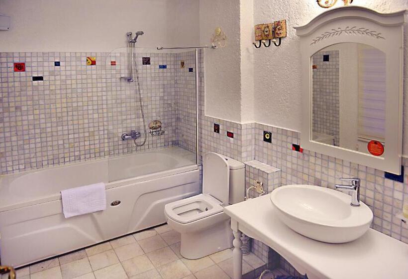 اتاق لوکس با چشمانداز دریا, Aeneas