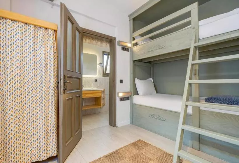 اتاق خانوادگی با چشمانداز باغ, Aral Tatil Ciftligi
