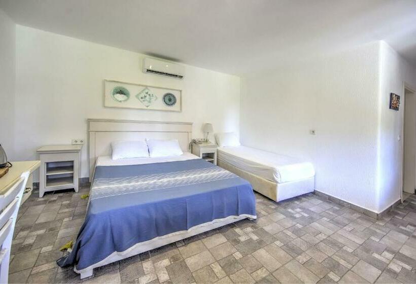 חדר סטנדרט לשלושה, Kefi Beach & Suites