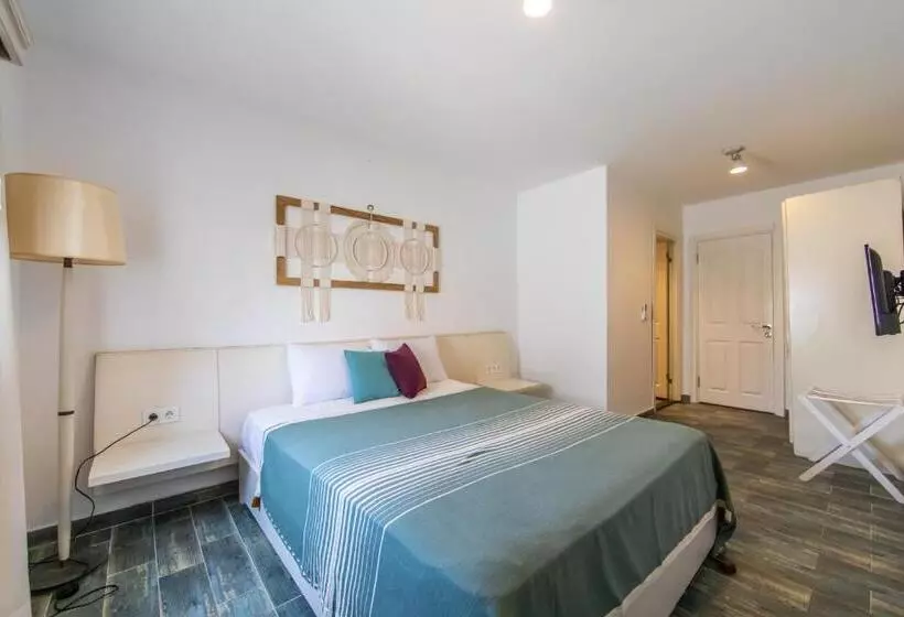 Perhehuone, Kefi Beach & Suites