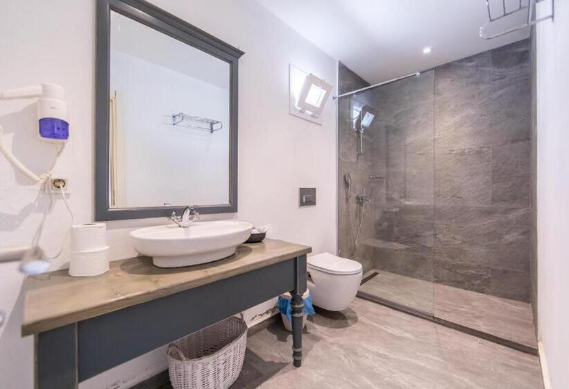 חדר משפחתי חדר אמבטיה משותף, Kefi Beach & Suites