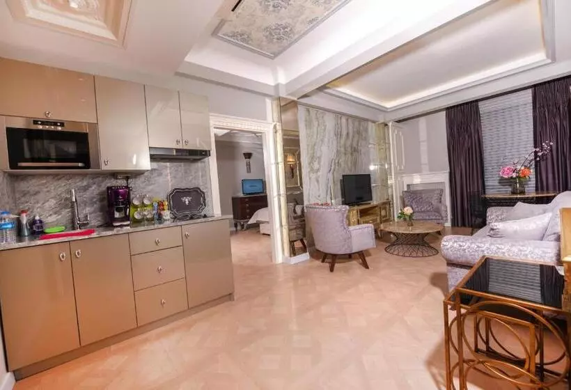 سوئیت با تخت بزرگ, My House
