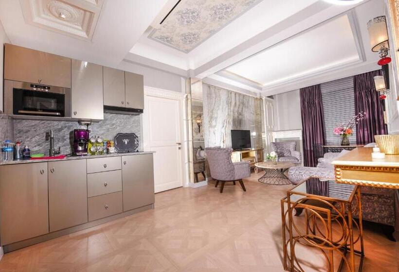 سوئیت با تخت بزرگ, My House